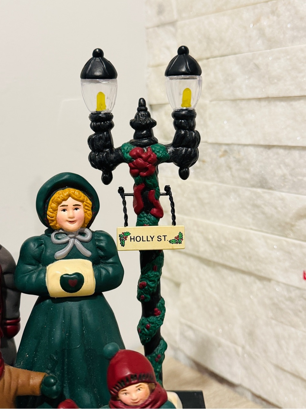 Vintage 1990 Dickens Family Light-Up & Musical Christmas Display Smile Ind. Ltd. - Picture 7 of 13